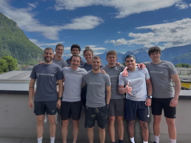 Rafael Asca avec les élèves de sa promotion à PT Coaching Academy